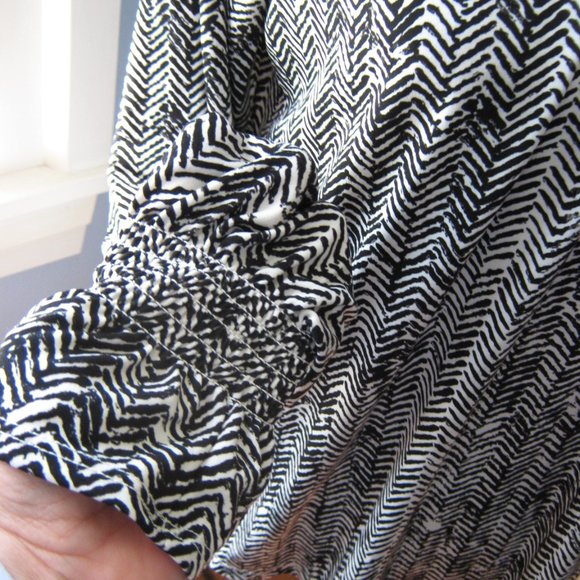 Banana Republic Black and White Blouse - Picture 3 of 4